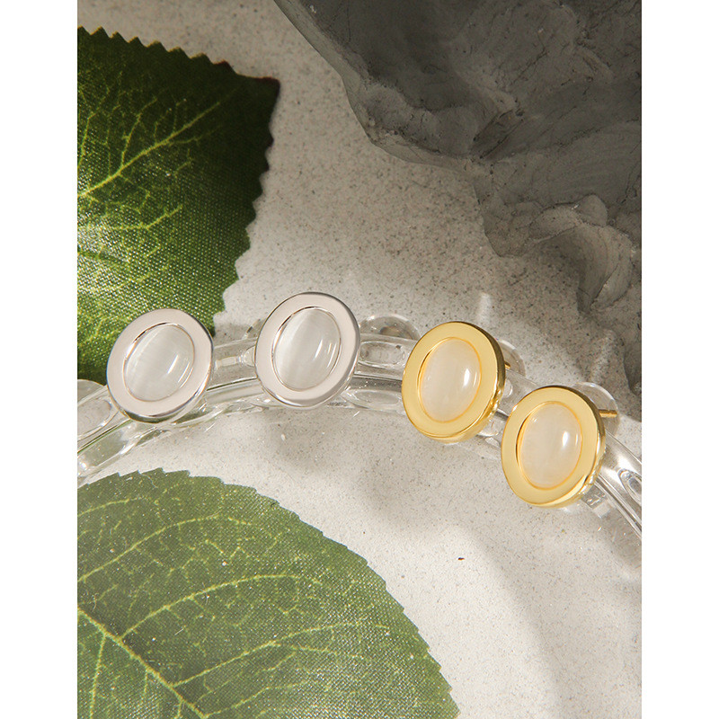 design asymmetric wrinkled earrings